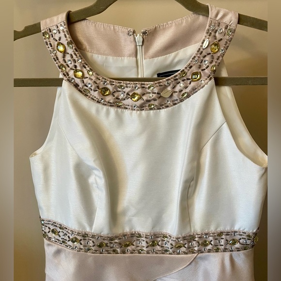 Elegant White and Beige Sleeveless Dress - Picture 2 of 6